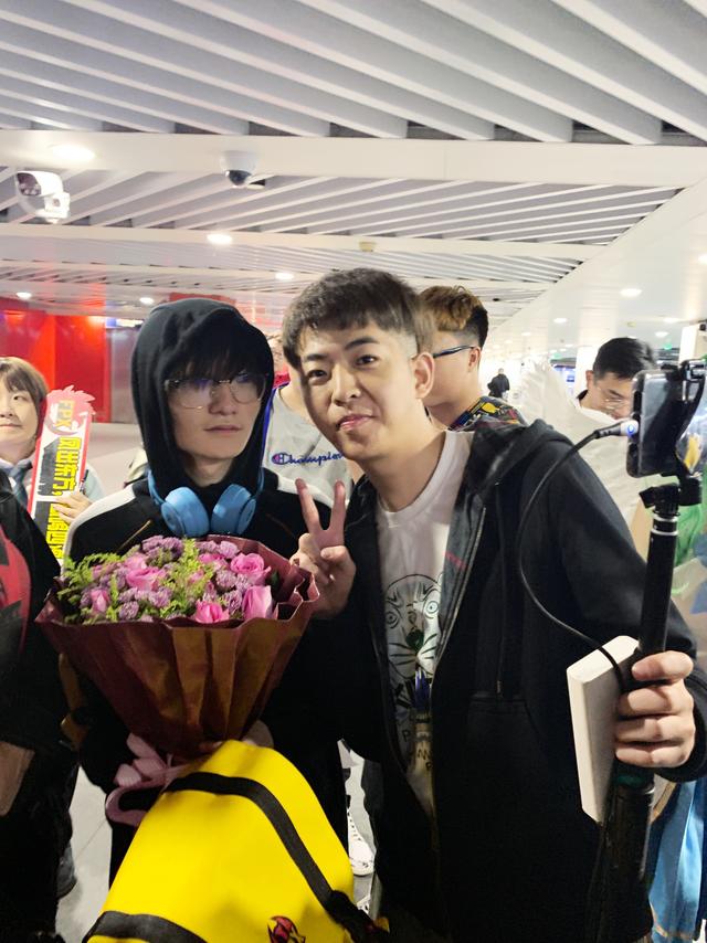 科维托娃重返赛场，出色发挥首场状态出色，FPX观众沸腾！